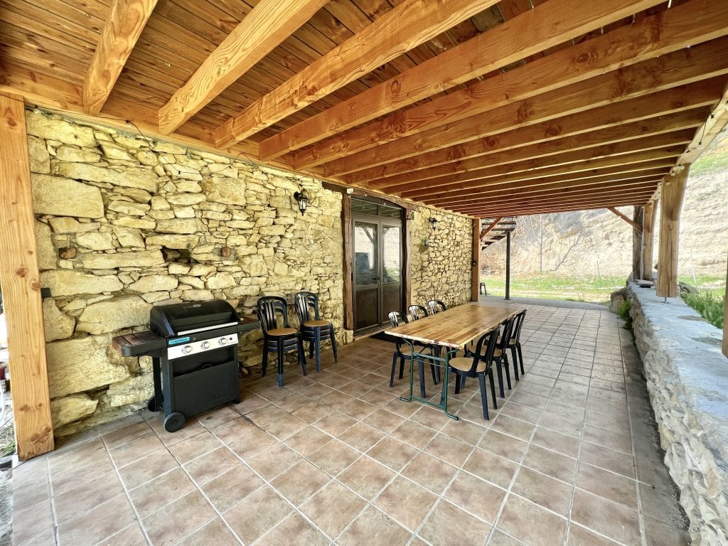 Terrasse partagée avec espaces repas, barbecue.
